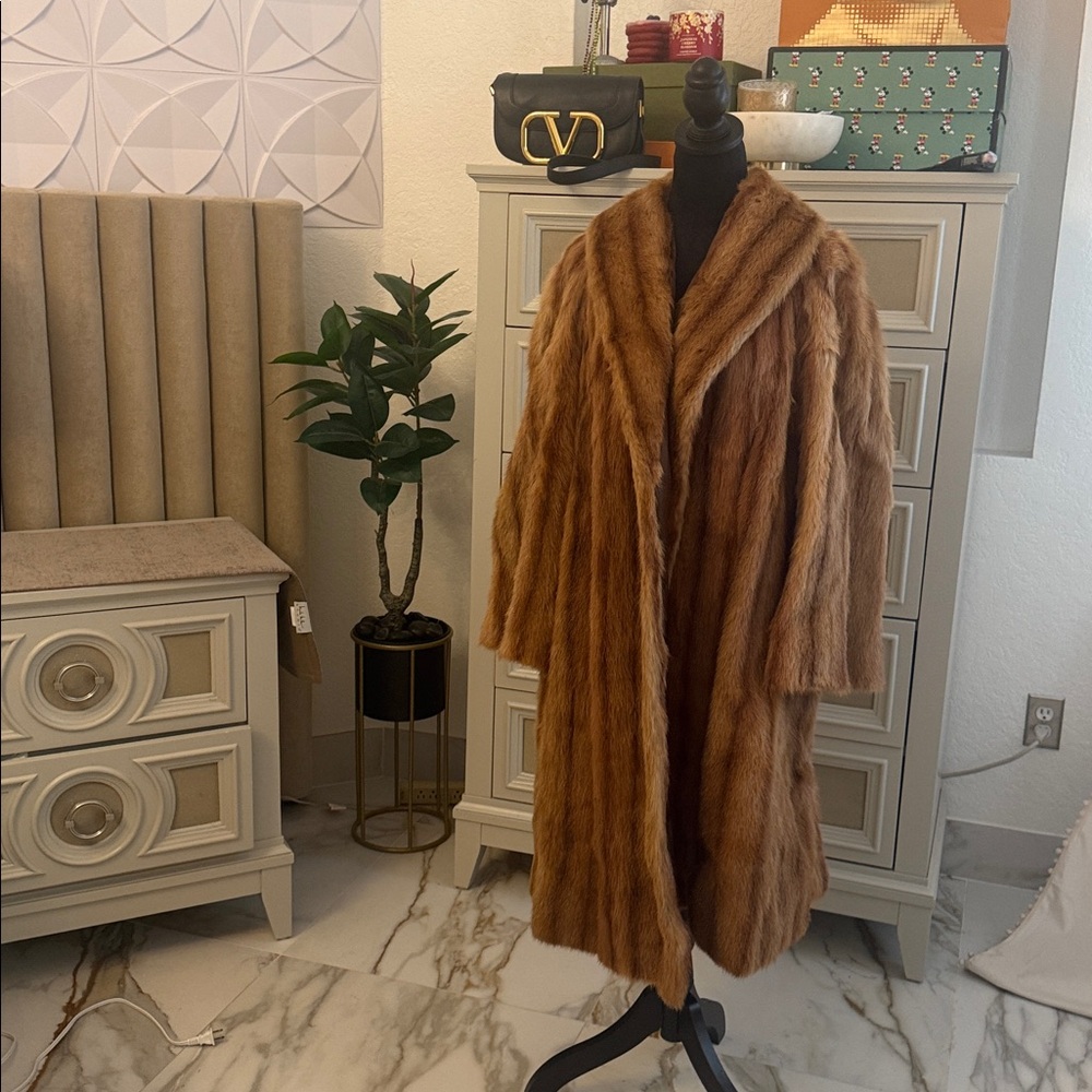 Elegant Brown Fur Coat - Picture 5 of 10